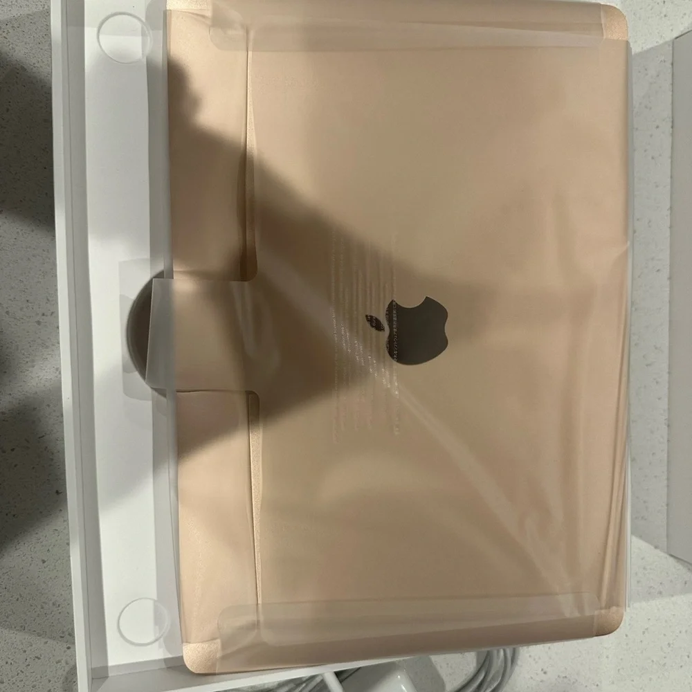 2020 MacBook Air - Perfect Working Condition w/accessories and original box